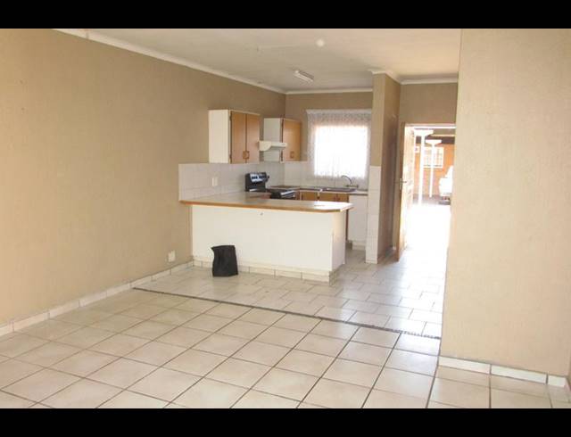 2 BEDROOM TOWNHOUSE FOR SALE IN WHITE RIVER CENTRAL